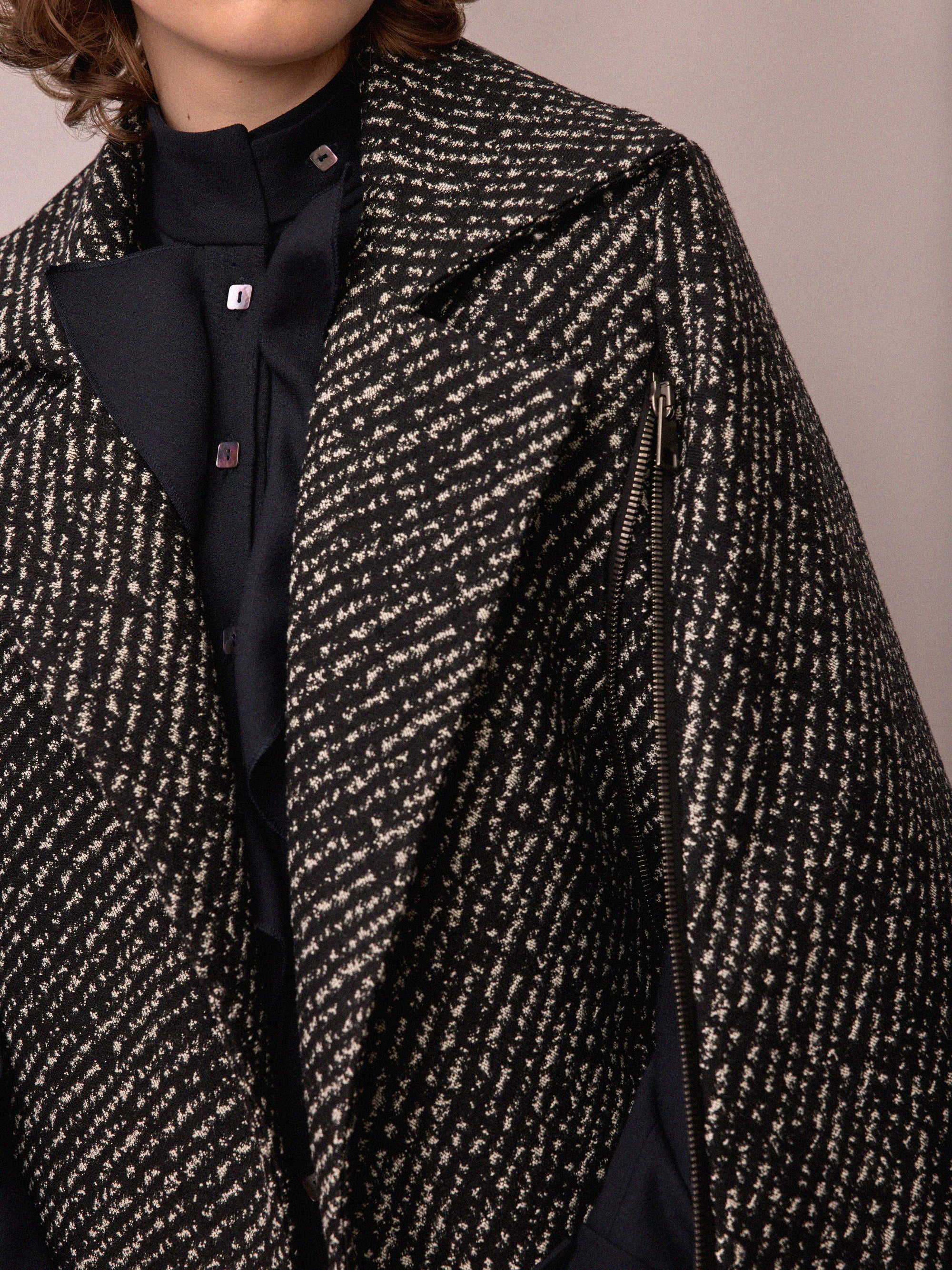 Quentin Cape/ Grey Diagonal Jacquard